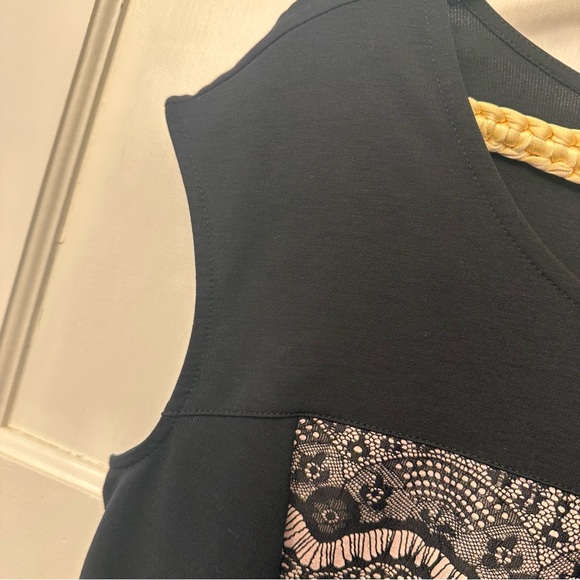 ⭐️ Reitmans Lg Black and Pink Lace Pattern Blouse - Picture 4 of 6